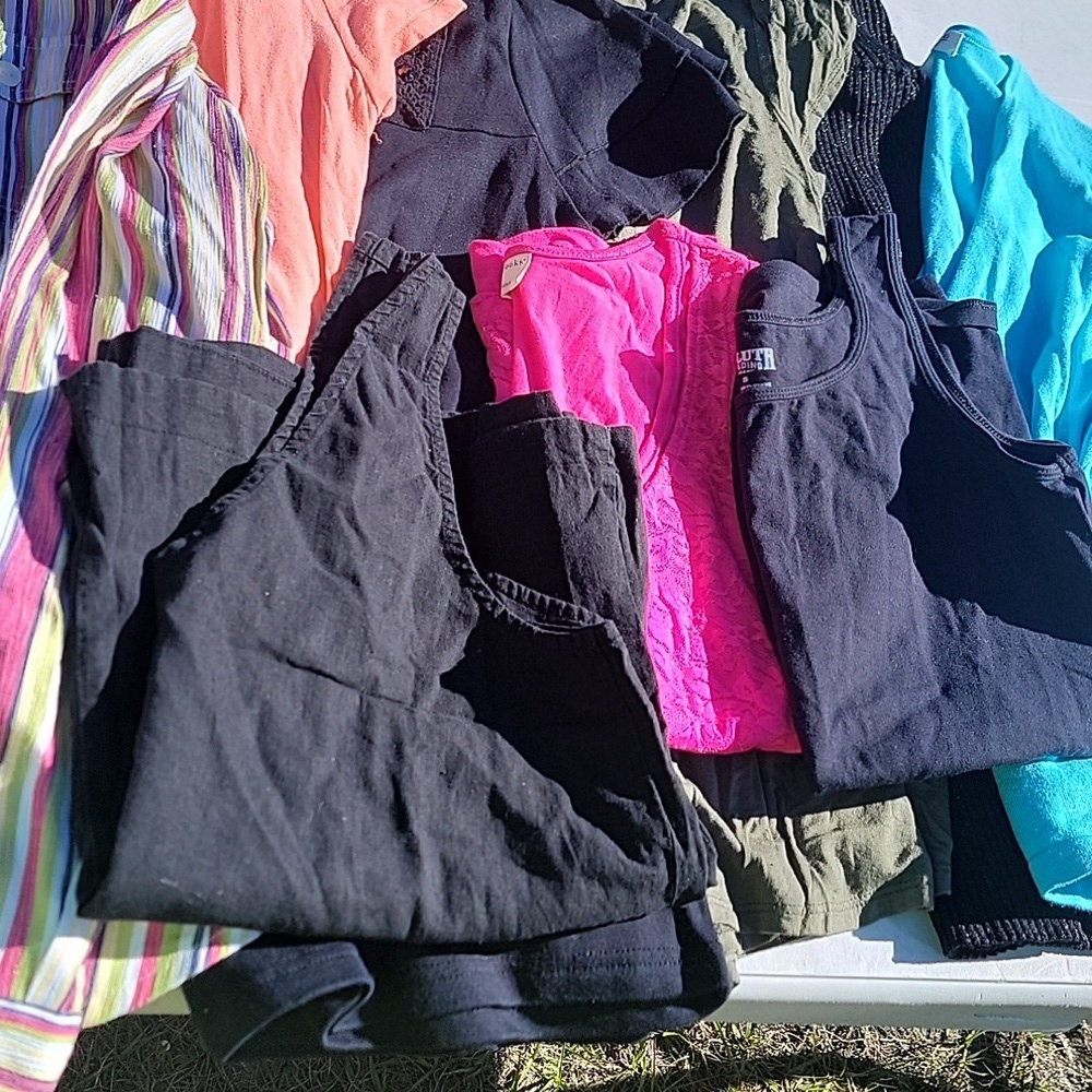 (1) Woman small clothes (bundle) - Picture 3 of 9